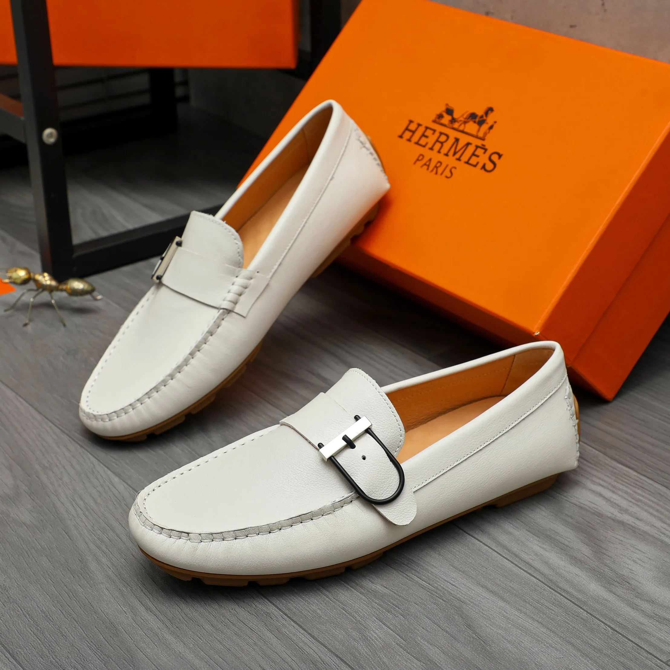 P380 Product trademark: HERMES "Hermes" casual slip-on men's shoes. Regular size: 38-44 Product material: Selected small pebbled cowhide upper, pigskin lining, rubber outsole